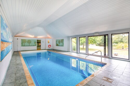 Cherry Cottage  Luxury for Couples, Private Use of Indoor Heated Swimming Pool