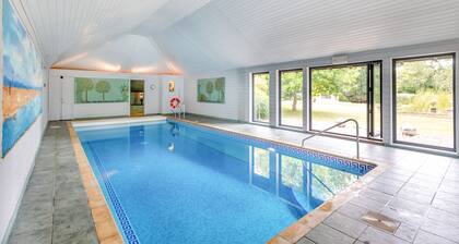 Cherry Cottage Luxury for Couples, Private Use of Indoor Heated Swimming Pool