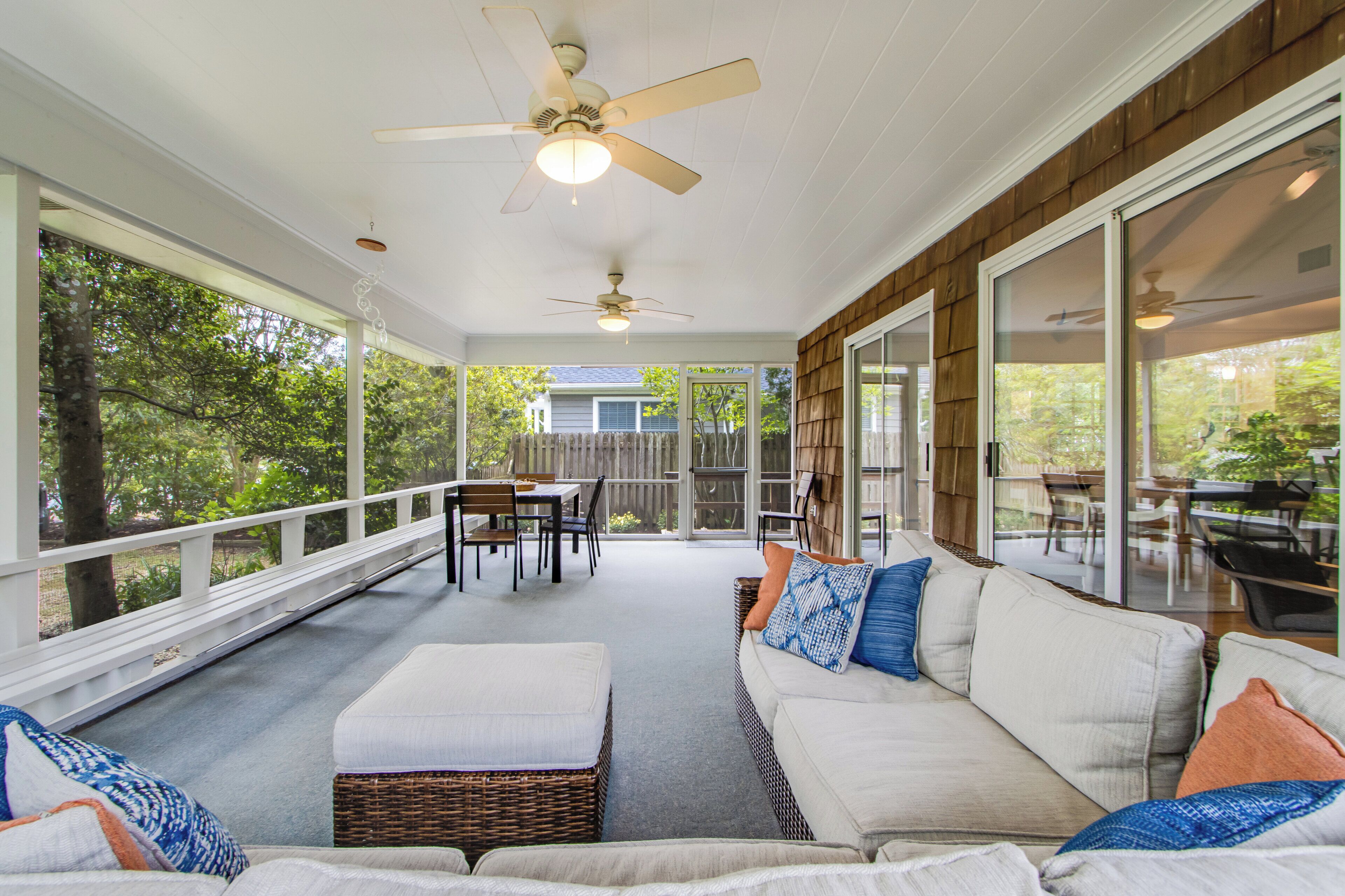 Älytelevisio, takka, kirjoja