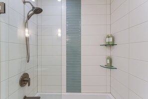 Shower, towels - NEW LISTING! Rehoboth by the Sea - Ocean Block - 19 Cullen St (Dewey Beach)