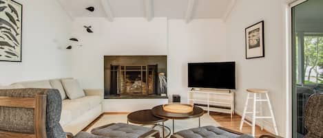 Smart TV, chimenea y libros