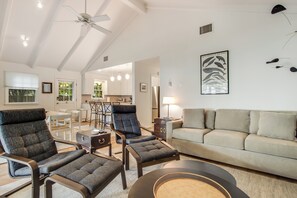 Smart TV, chimenea y libros