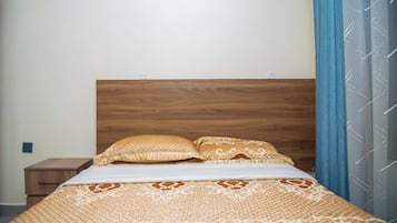 5 bedrooms, iron/ironing board, WiFi, bed sheets