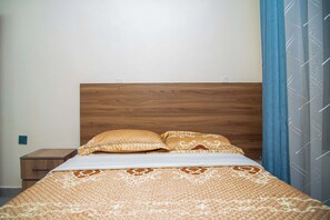 5 bedrooms, iron/ironing board, WiFi, bed sheets