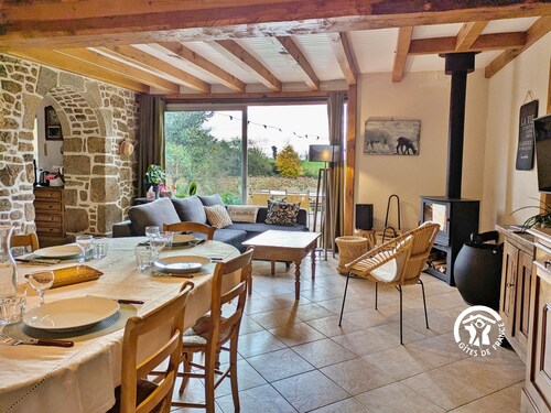La Haie Peau de Loup: Countryside lodge with pond, up to 5 guests