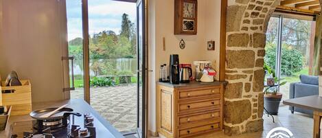 Een koelkast, een microgolfoven, een oven, een vaatwasser