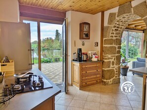 Fridge, microwave, oven, dishwasher - La Haie Peau de Loup: Countryside lodge with pond, up to 5 guests (Hercé)