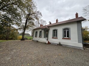 Exterior - Tranquil cottage with SPA, garden and pond, pets allowed for 6 guests (Bézenet)