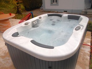 Outdoor spa tub - Tranquil cottage with SPA, garden and pond, pets allowed for 6 guests (BEZENET)