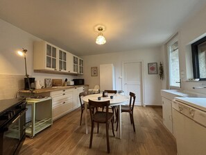 Kühlschrank, Mikrowelle, Ofen, Geschirrspüler