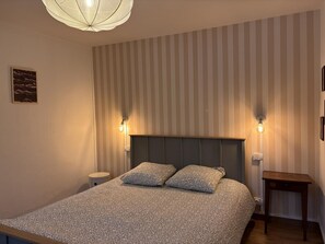 Free WiFi - Peaceful 8-person cottage with garden near Le Pal Park (Diou)