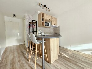 Fridge, microwave, stovetop, coffee/tea maker - Quiet cottage near beach with parking (La Faute-sur-Mer)