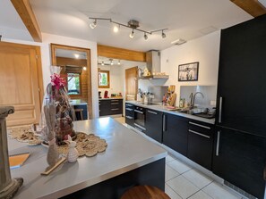 Fridge, microwave, dishwasher - Cozy chalet in Gérardmer with spa and sauna (Gérardmer)