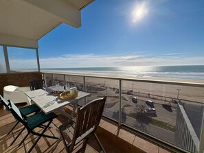 Outdoor dining - Beautiful 2-bedroom apartment - Top floor - Secure private parking (Saint-Jean-de-Monts)