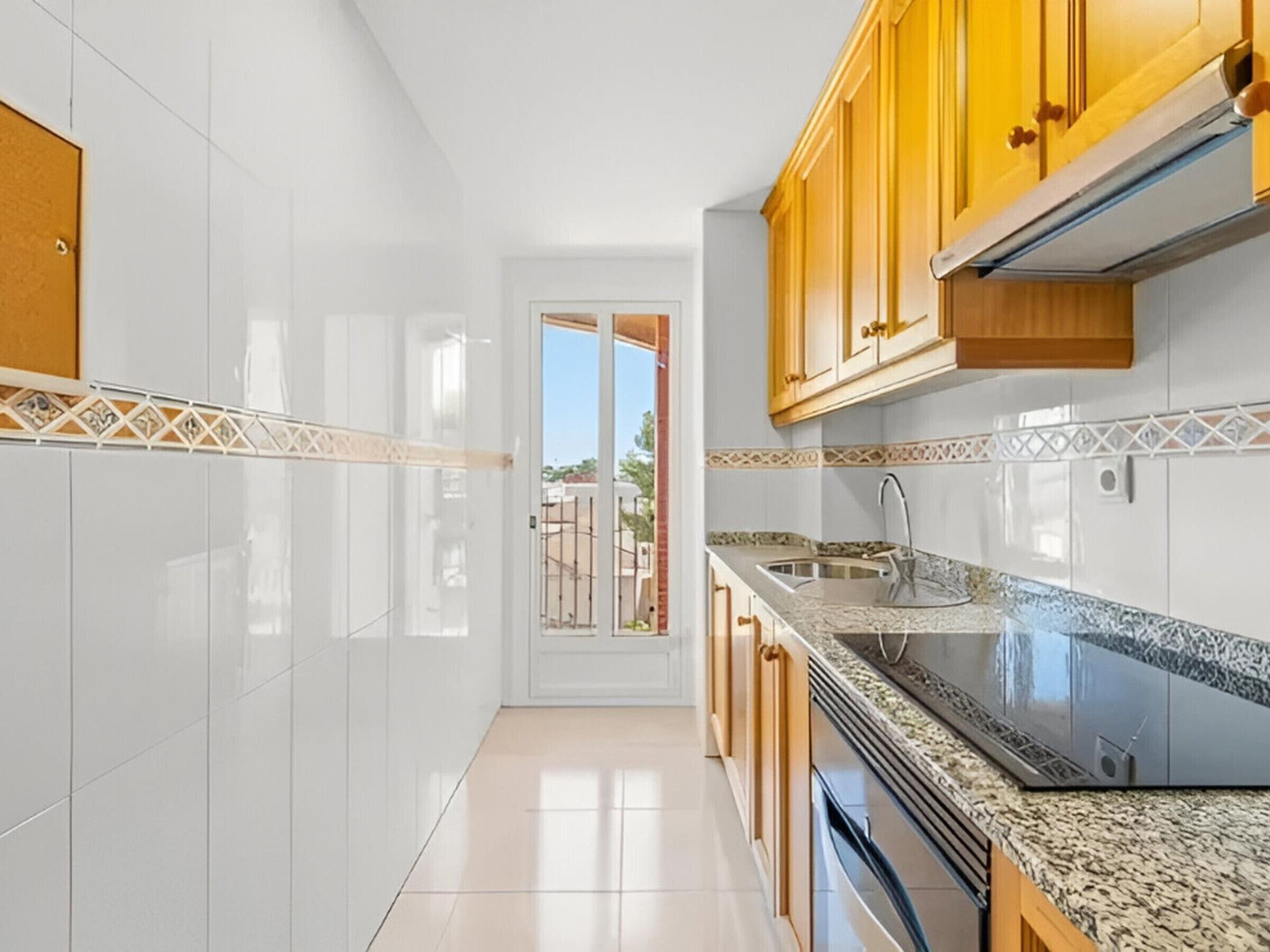 Kühlschrank, Ofen, Wasserkocher mit Kaffee-/Teezubehör, Toaster