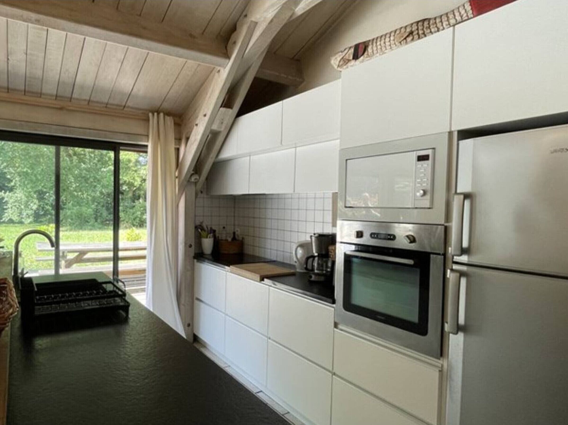 Kjøleskap, mikrobølgeovn, ovn og oppvaskmaskin