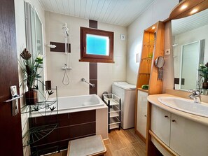 Bathroom - Garden flat with Wi-Fi, terraces near ski slopes (Notre-Dame-de-Bellecombe)