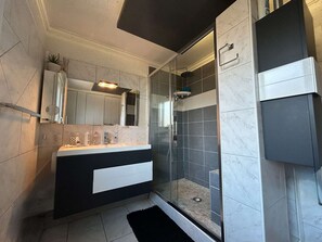 Bathroom - Spacious Villa in St Cyprien Plage with Private Pool (Saint-Cyprien)
