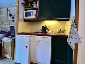 A compact kitchen with a microwave, coffee maker, and a dishwasher. - Studio cabin for 3 near slopes with parking La Salle-les-Alpes (La Salle-les-Alpes)