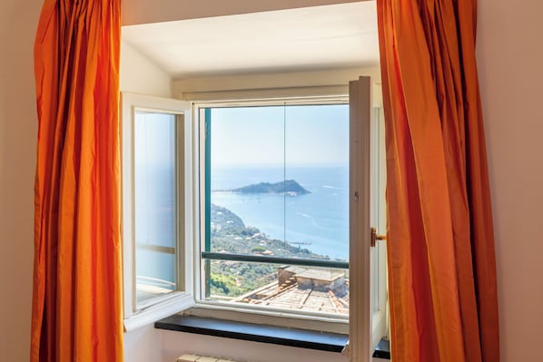 Interior - Cava Ardè Rooms:Garden view room, in the tranquility of Santa Giulia (Lavagna)