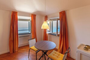 Dining - Cava Ardè Rooms:Garden view room, in the tranquility of Santa Giulia (Lavagna)