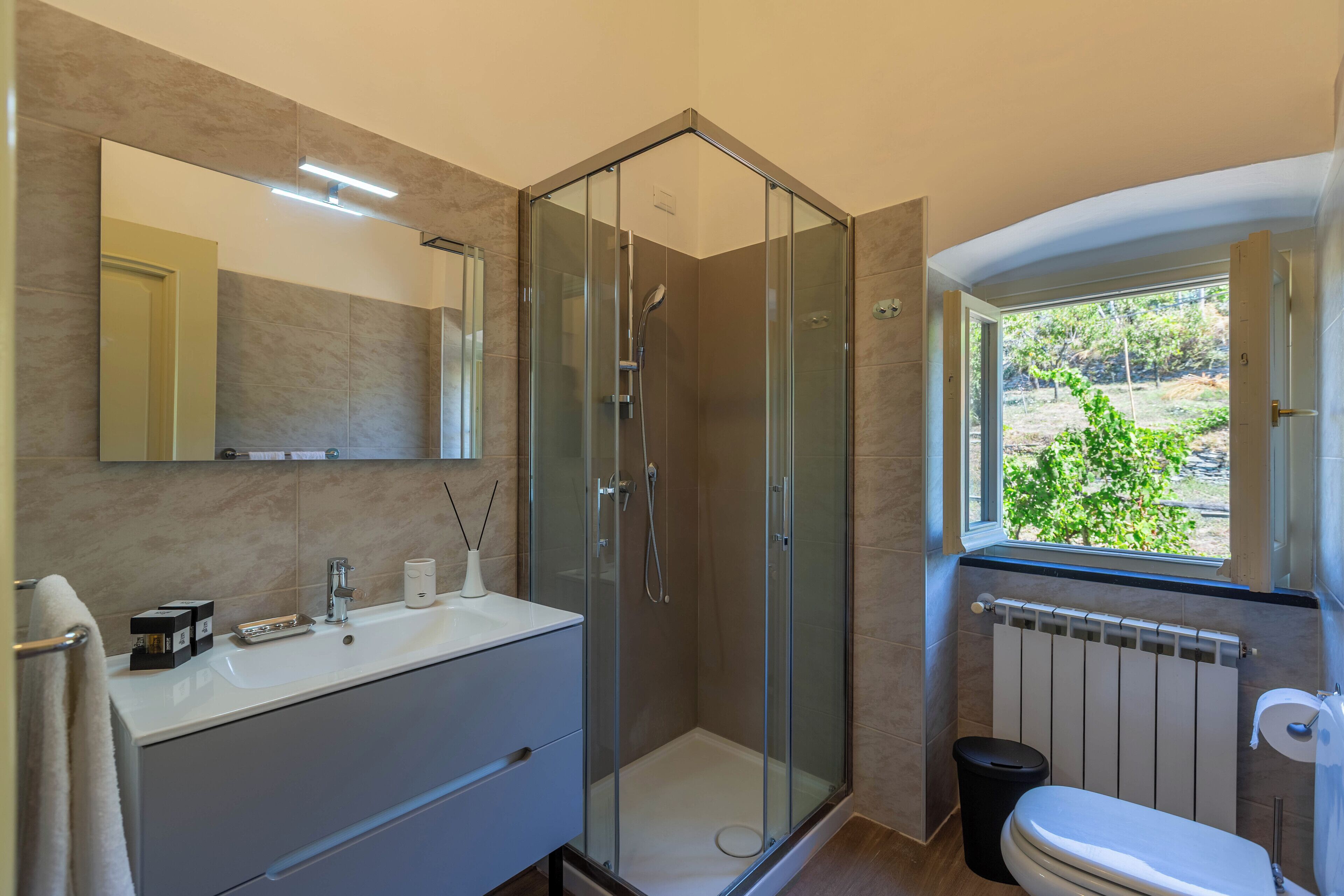 Douche, sèche-cheveux, bidet, serviettes fournies