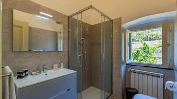 Douche, sĂšche-cheveux, bidet, serviettes fournies