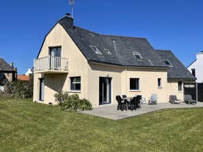 Exterior - House 50m from beach, garden, WIFI, sleeps 8 (Trégastel)