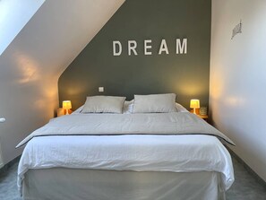4 bedrooms, free WiFi - House 50m from beach, garden, WIFI, sleeps 8 (Trégastel)