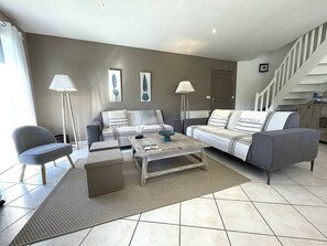 TV - House 50m from beach, garden, WIFI, sleeps 8 (Trégastel)