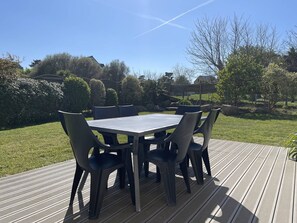 Outdoor dining - House 50m from beach, garden, WIFI, sleeps 8 (Trégastel)