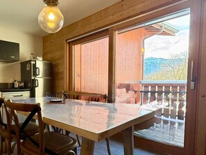 Dining - Bright 3-room apartment near slopes with WiFi and parking (Les Carroz d'Arâches)