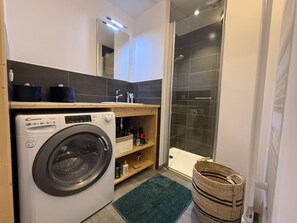 Bathroom - Bright 3-room apartment near slopes with WiFi and parking (Les Carroz d'Ar âches)