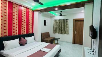 Deluxe kamer, uitzicht op stad | Een bureau, gratis wifi