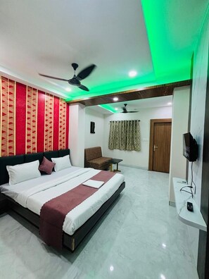 Deluxe kamer, uitzicht op stad | Een bureau, gratis wifi