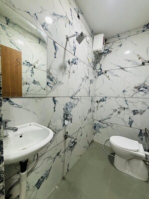 Towels, soap, shampoo, toilet paper - Hotel G7 (Indore)