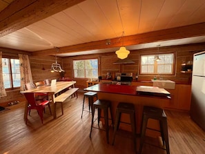 Fridge, microwave, oven, stovetop - Le Vieil Âtre - Rustic chalet & spa (Saint-Jean-Port-Joli)
