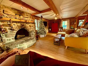 Smart-tv, eldstad och böcker