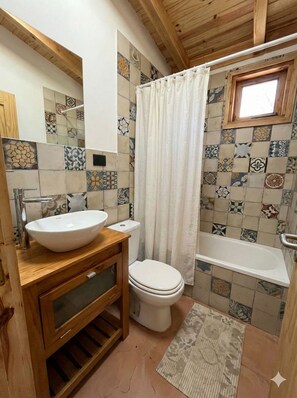 Shower, hair dryer, towels, soap - Gorgeous 1-bedroom cabin in San Carlos de Bariloche awaits you (San Carlos de Bariloche)