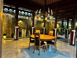 Outdoor dining - Patmase Villas in Jimbaran (Badung)