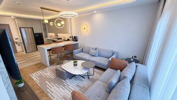 Deluxe appartement, uitzicht op stad | Een bureau, een laptopwerkplek, een strijkplank/strijkijzer, gratis wifi