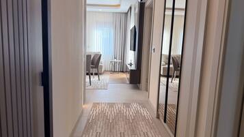 Superior appartement | Een bureau, een laptopwerkplek, een strijkplank/strijkijzer, gratis wifi