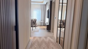 Superior appartement | Een bureau, een laptopwerkplek, een strijkplank/strijkijzer, gratis wifi