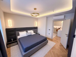 Deluxe appartement, uitzicht op stad | Een bureau, een laptopwerkplek, een strijkplank/strijkijzer, gratis wifi