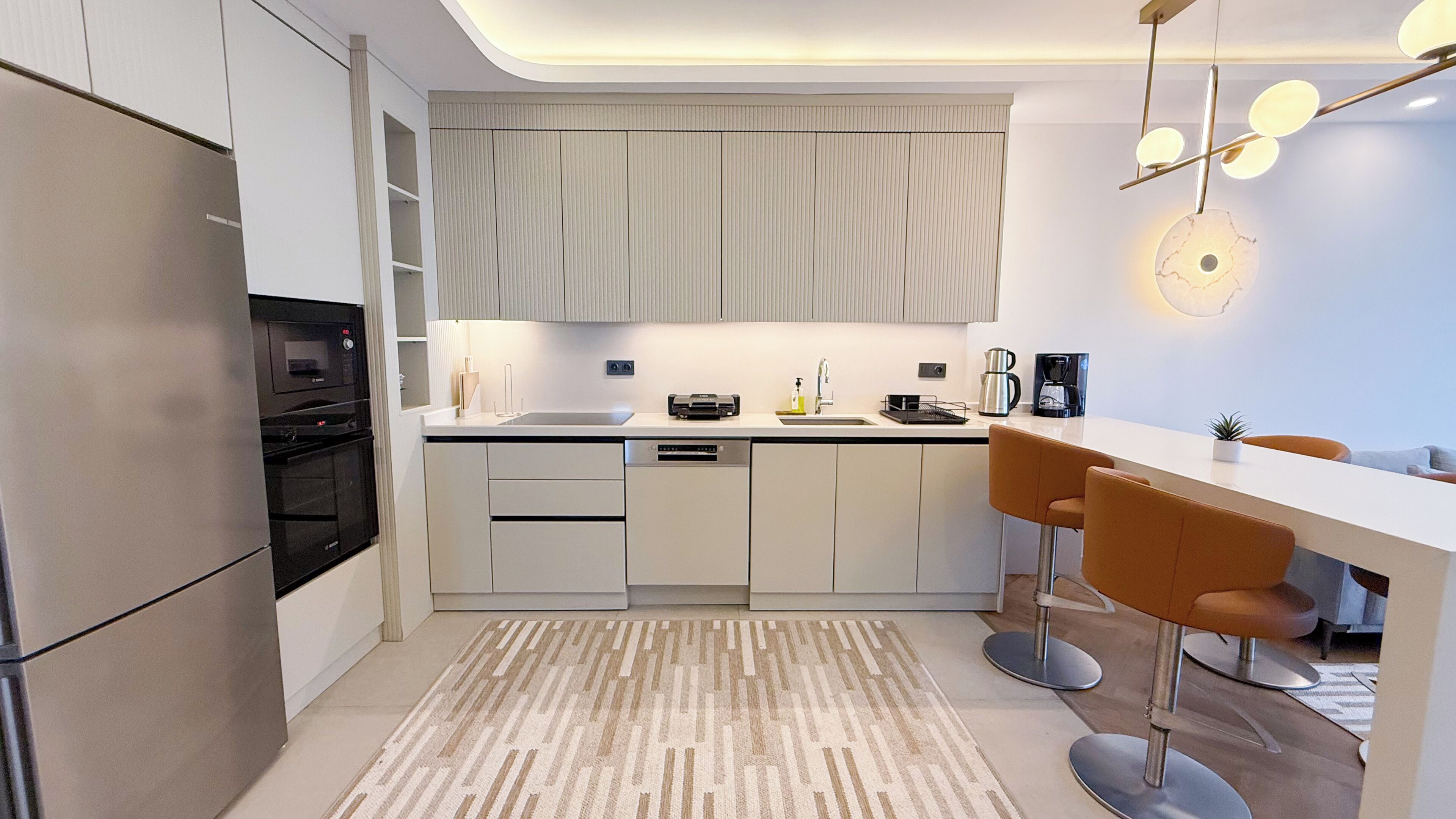 Deluxe appartement, uitzicht op stad | Een bureau, een laptopwerkplek, een strijkplank/strijkijzer, gratis wifi