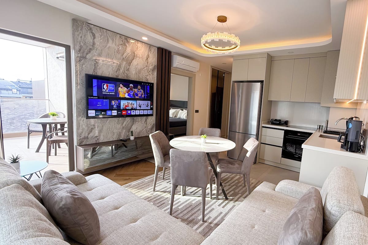 Condo superior | Escritorio y espacio para trabajar con laptop 
