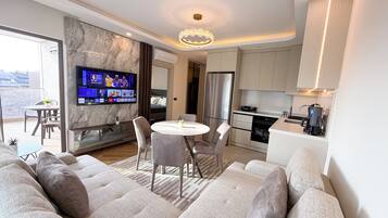 Escritorio y espacio para trabajar con laptop