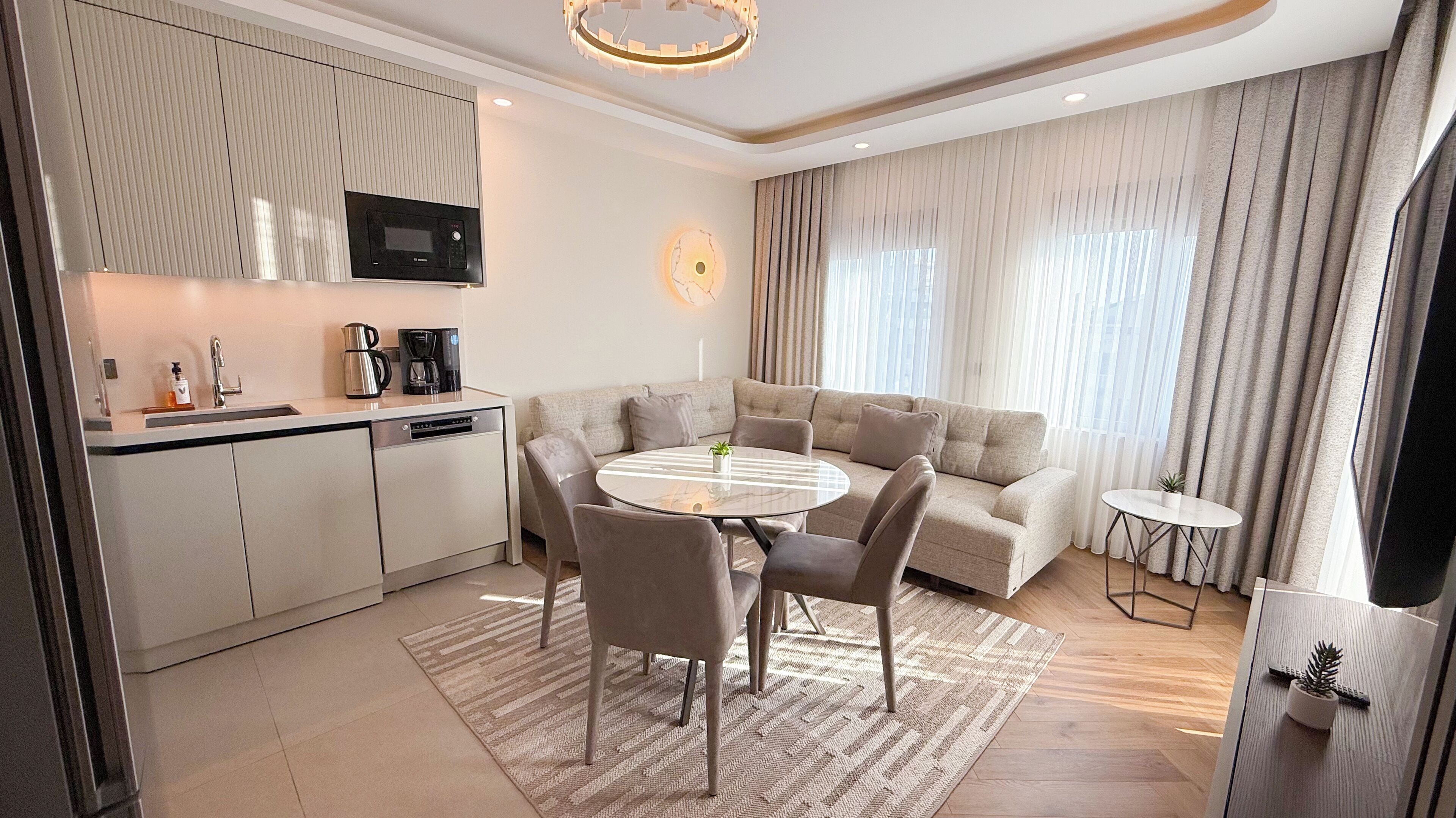 Een moderne woonkamer met een bank, een ronde salontafel en een klein bijzettafeltje.