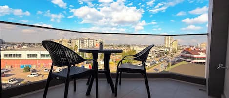 Escritorio y espacio para trabajar con laptop