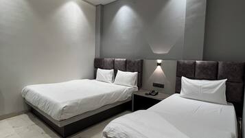 Deluxe Triple Room | Iron/ironing board, free WiFi